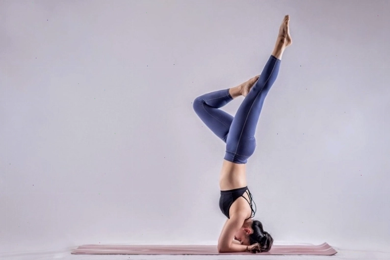 Người tập yoga sử dụng khối yoga để hỗ trợ giữ thăng bằng