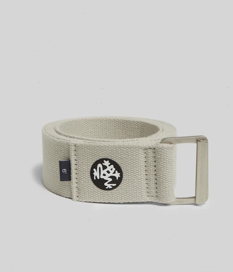 Người tập yoga sử dụng yoga strap để hỗ trợ tư thế