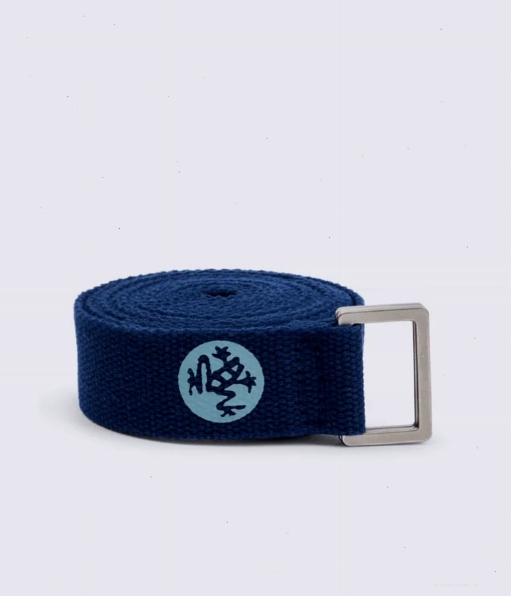 Người tập yoga sử dụng yoga strap màu Midnight (Blue) cho tư thế ngồi