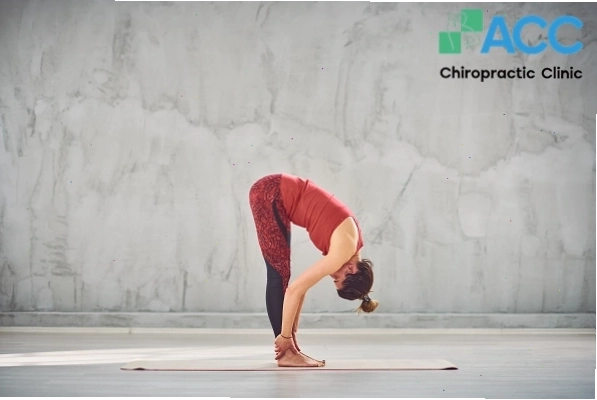 Người tập yoga thoái hóa cột sống lưng tập luyện tại nhà