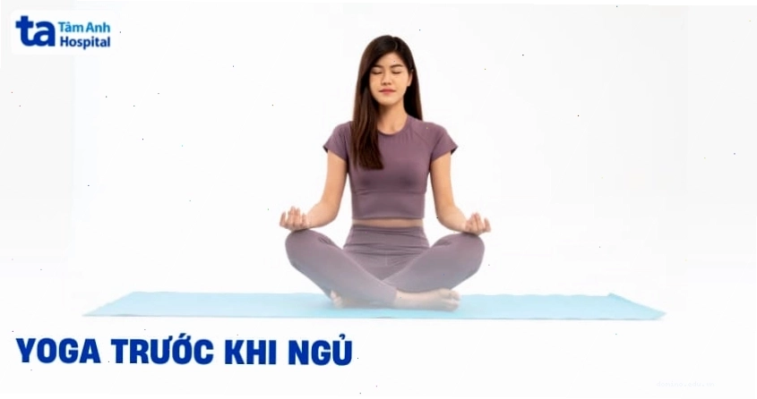 Người tập yoga thư giãn trước khi đi ngủ