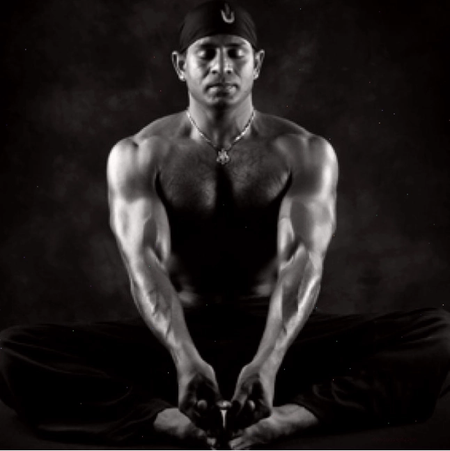 Người tập Yoga thực hành các động tác cơ bản