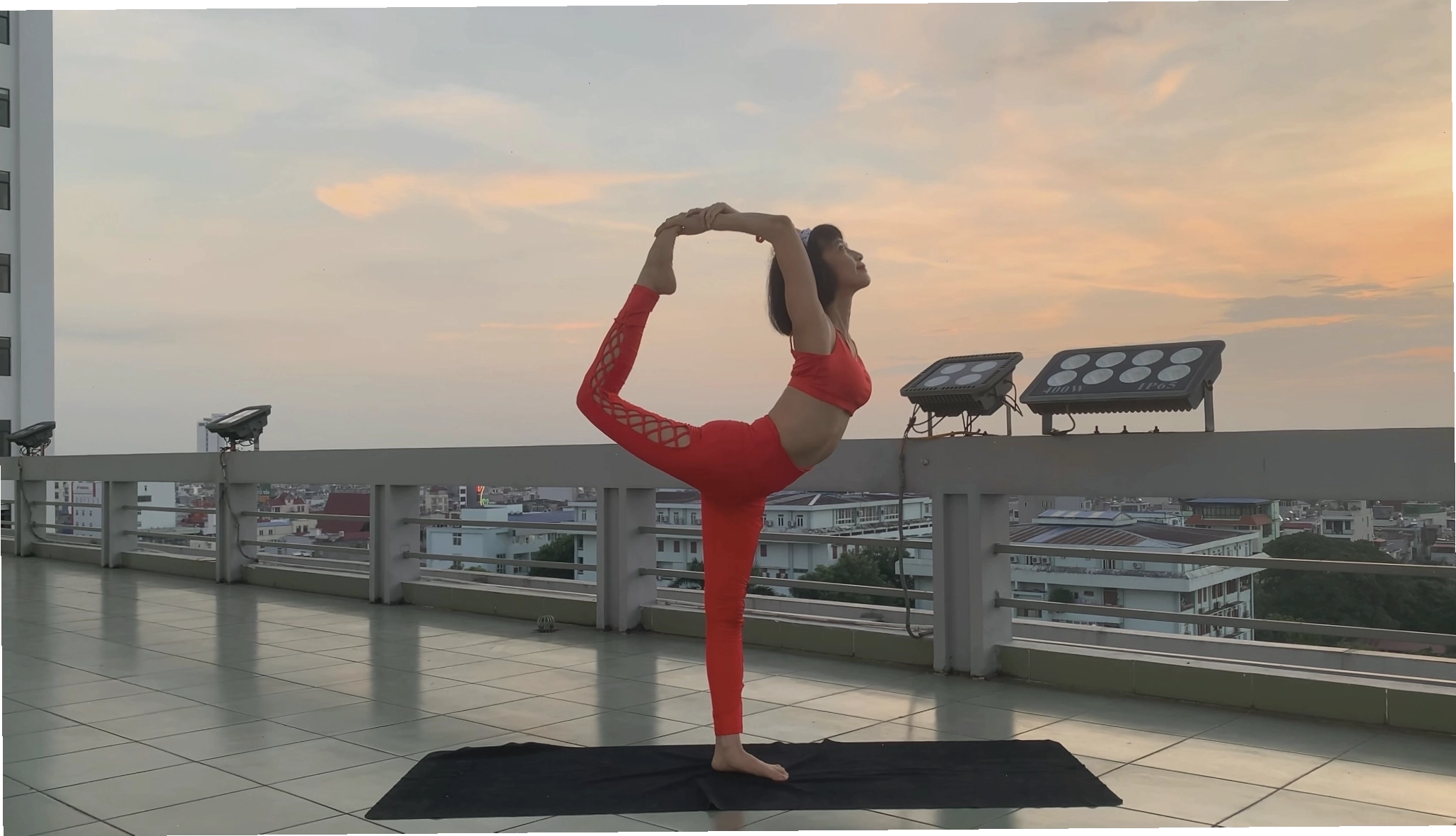 Người tập yoga thực hành kỹ thuật hít thở bụng