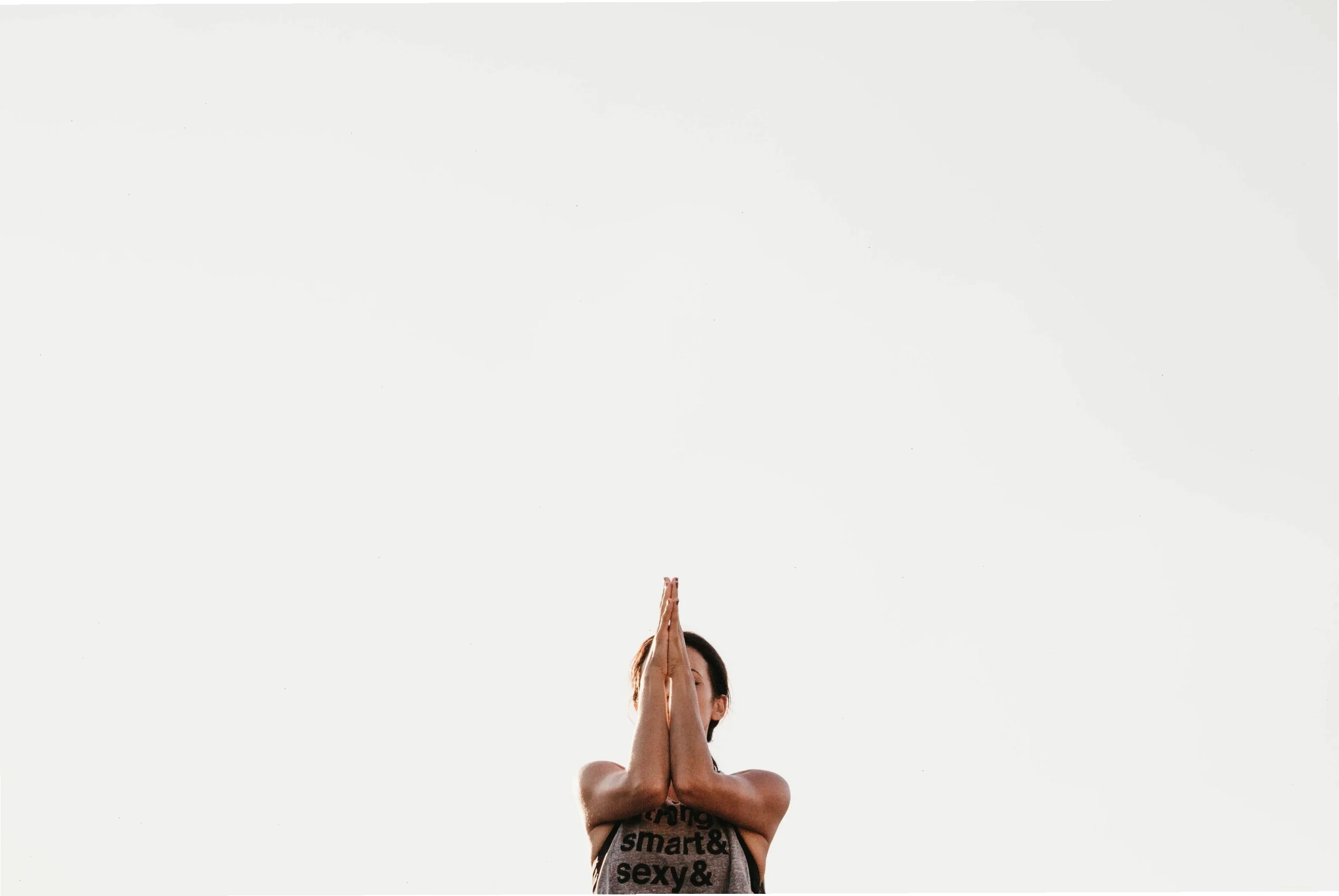 Người tập yoga thực hành tư thế Warrior II với sự tập trung vào sự thẳng hàng