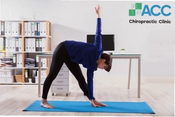 Người tập yoga thực hiện các bài tập cho cột sống lưng