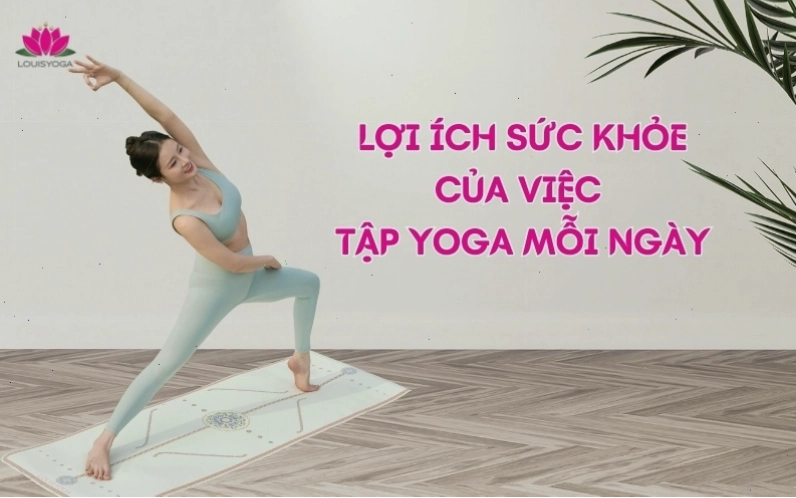Người tập yoga thực hiện chuỗi động tác chào mặt trời vào buổi sáng