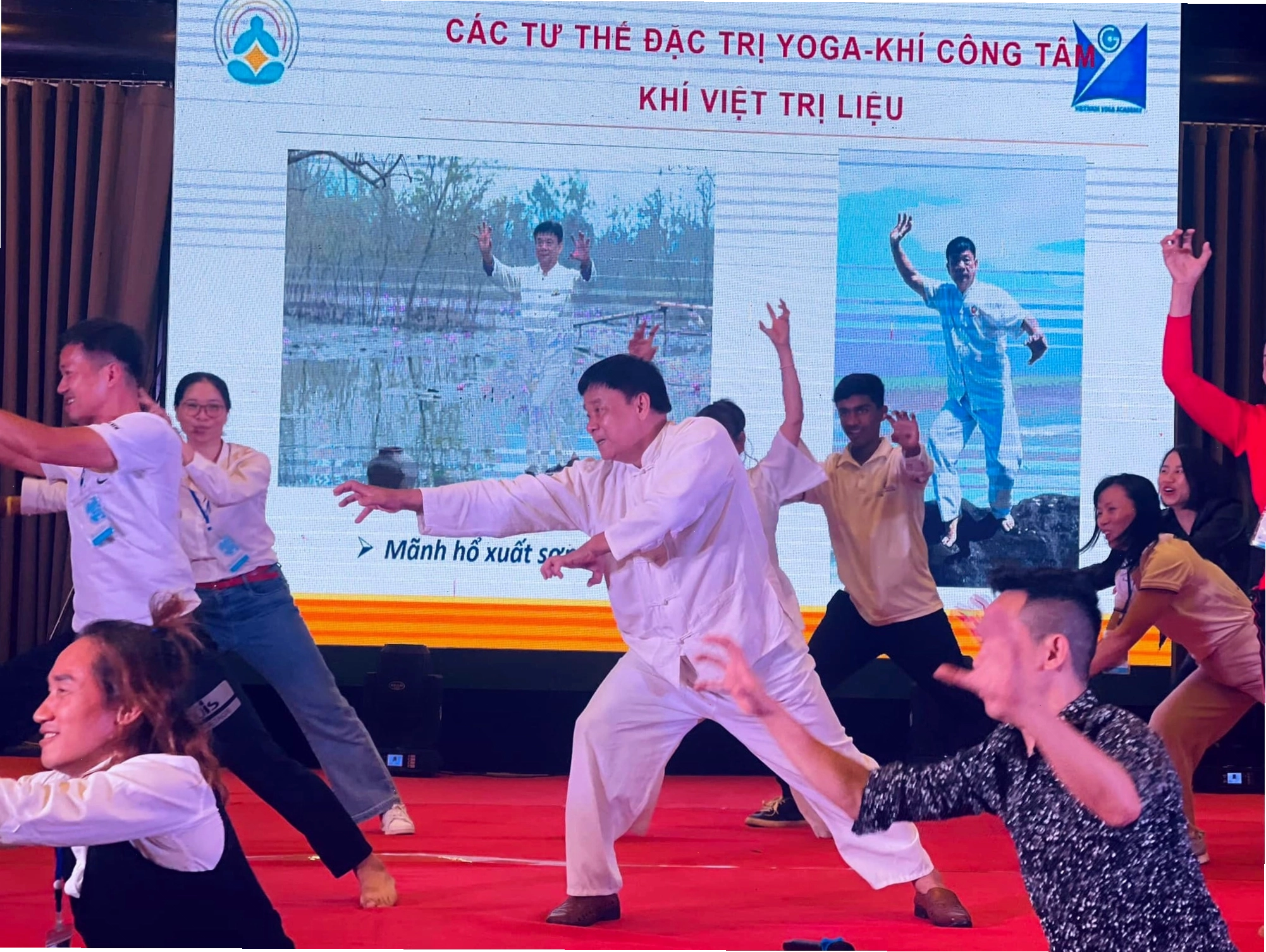 Người tập yoga thực hiện động tác Nauli với cơ bụng được cô lập