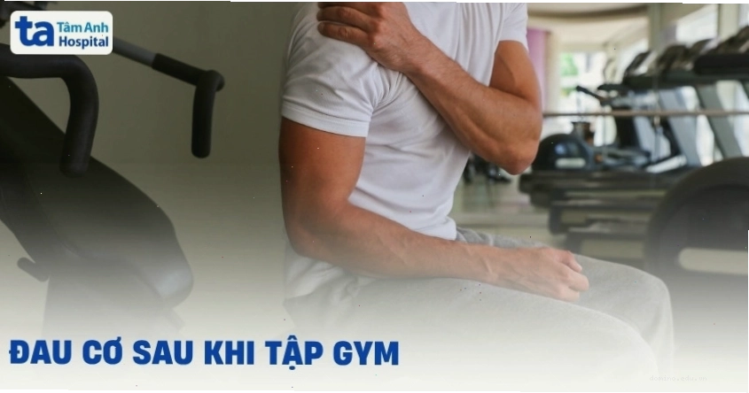 Người tập yoga thực hiện động tác thư giãn nhẹ nhàng để giảm đau cơ
