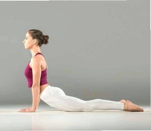 Người tập yoga thực hiện tư thế bánh xe với lưng cong hoàn hảo