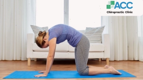 Người tập yoga thực hiện tư thế cây cầu hỗ trợ điều trị thoái hóa cột sống lưng