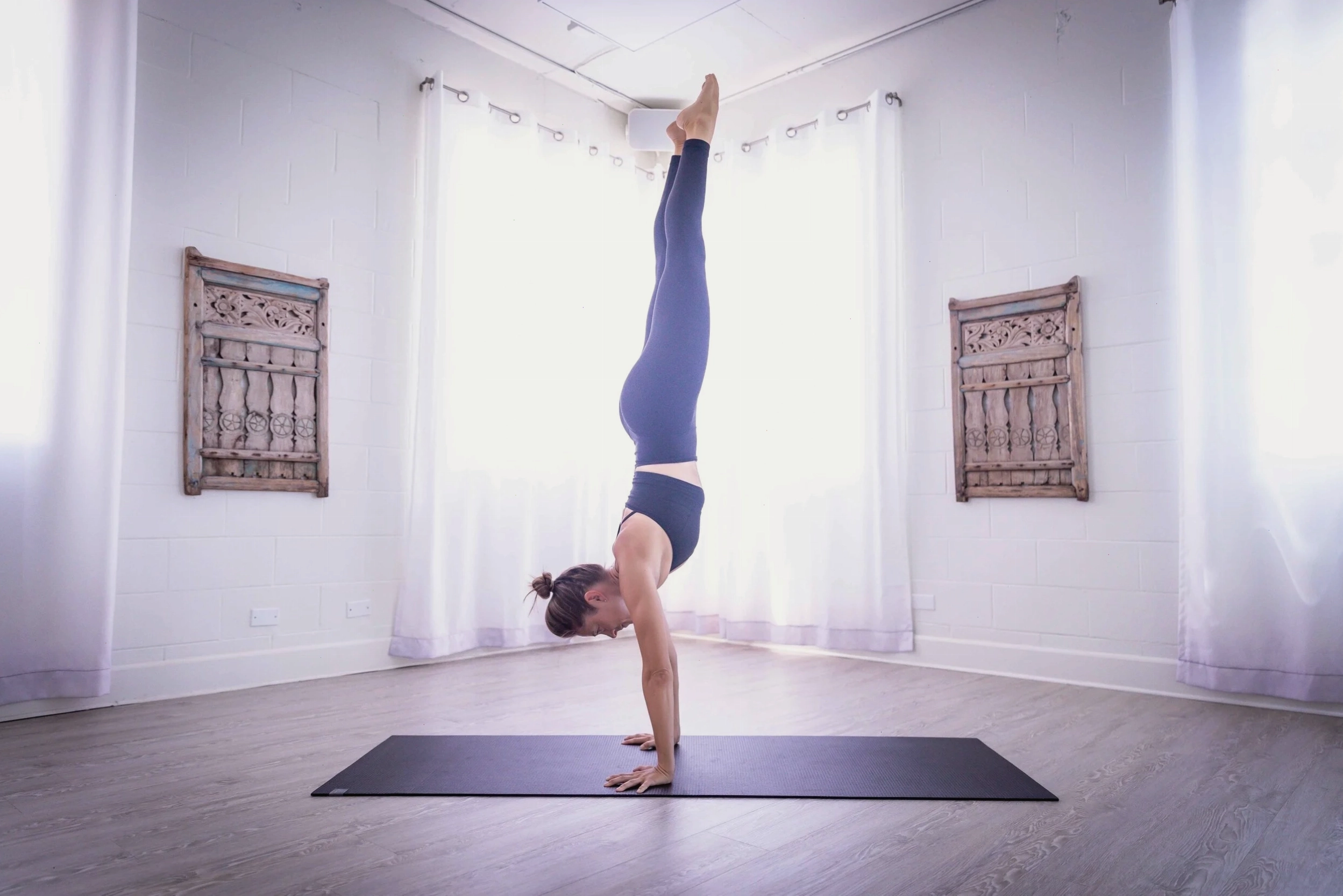 Người tập yoga thực hiện tư thế handstand với sự tập trung cao độ