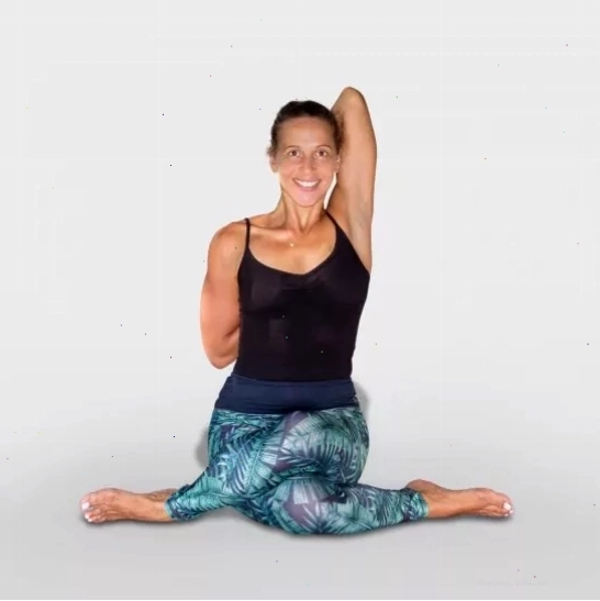 Người tập yoga thực hiện tư thế Hoa Sen (Lotus Pose)