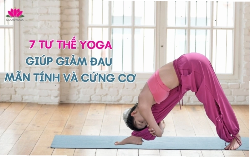Người tập yoga thực hiện tư thế rắn hổ mang giúp giảm đau lưng
