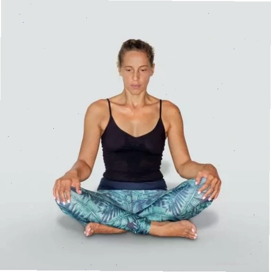 Người tập yoga thực hiện tư thế Sukhasana (Easy Pose)