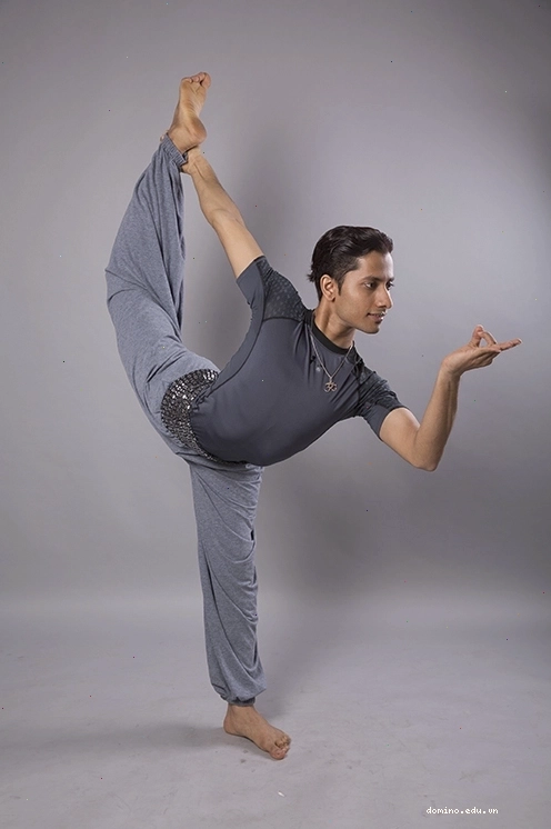 Người tập Yoga thực hiện tư thế thăng bằng