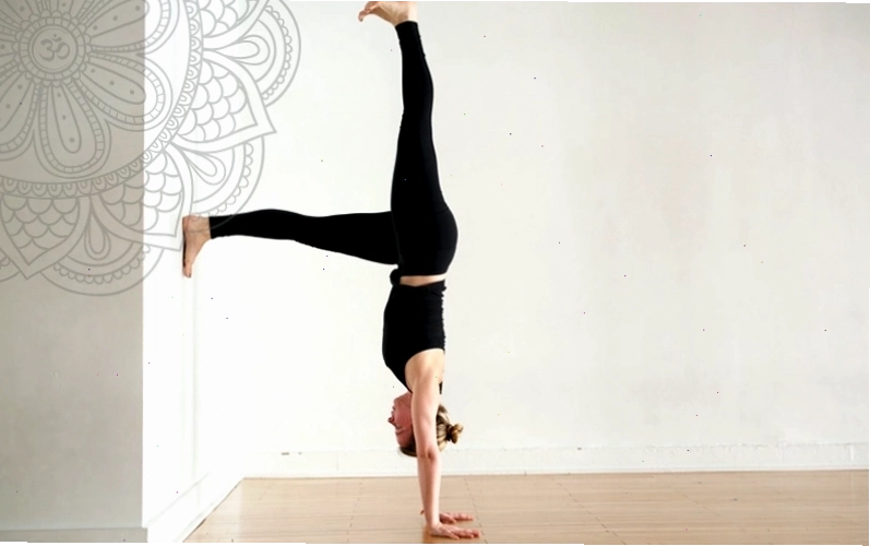 Người tập yoga thực hiện tư thế trồng chuối