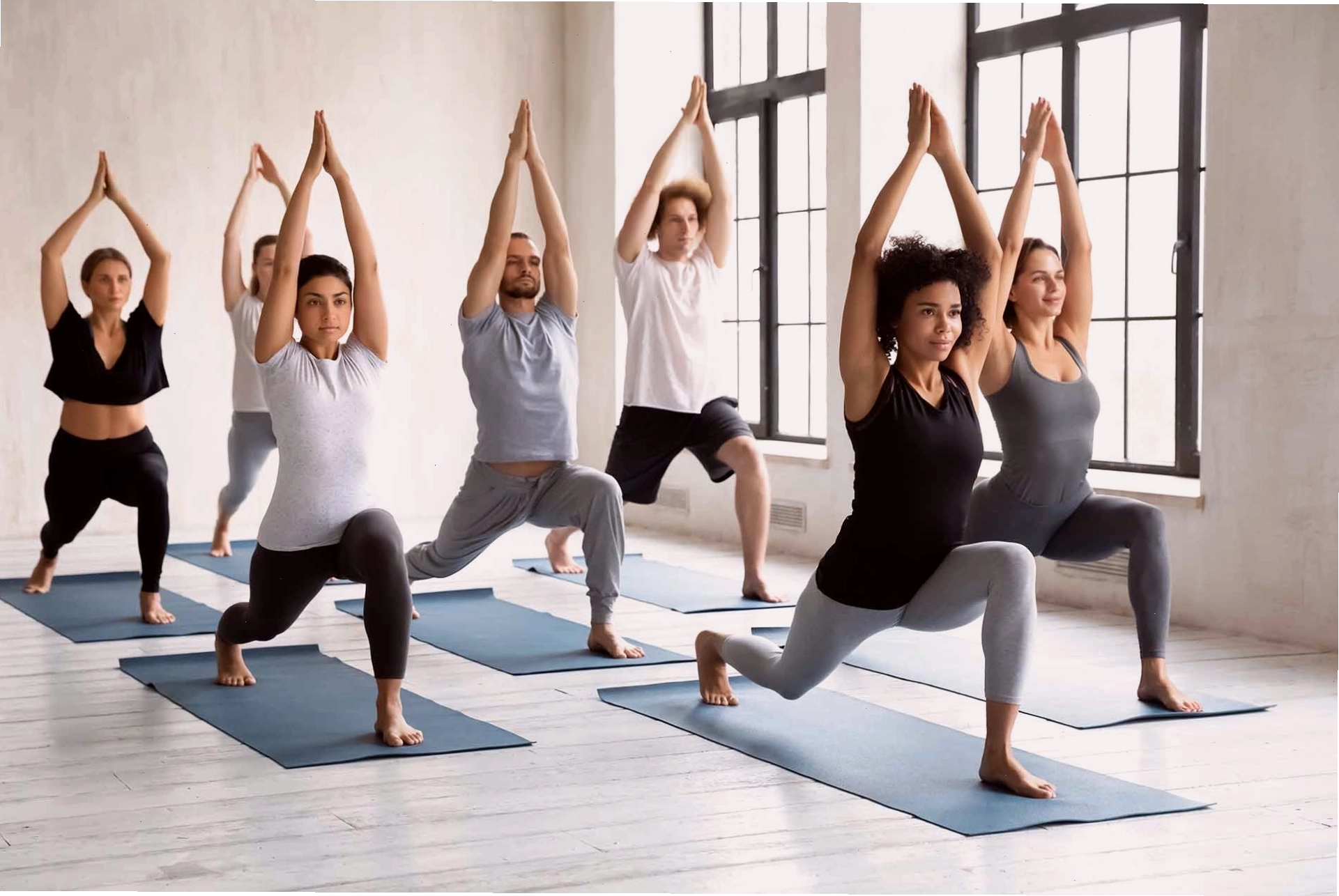 Người tập yoga trong không gian studio