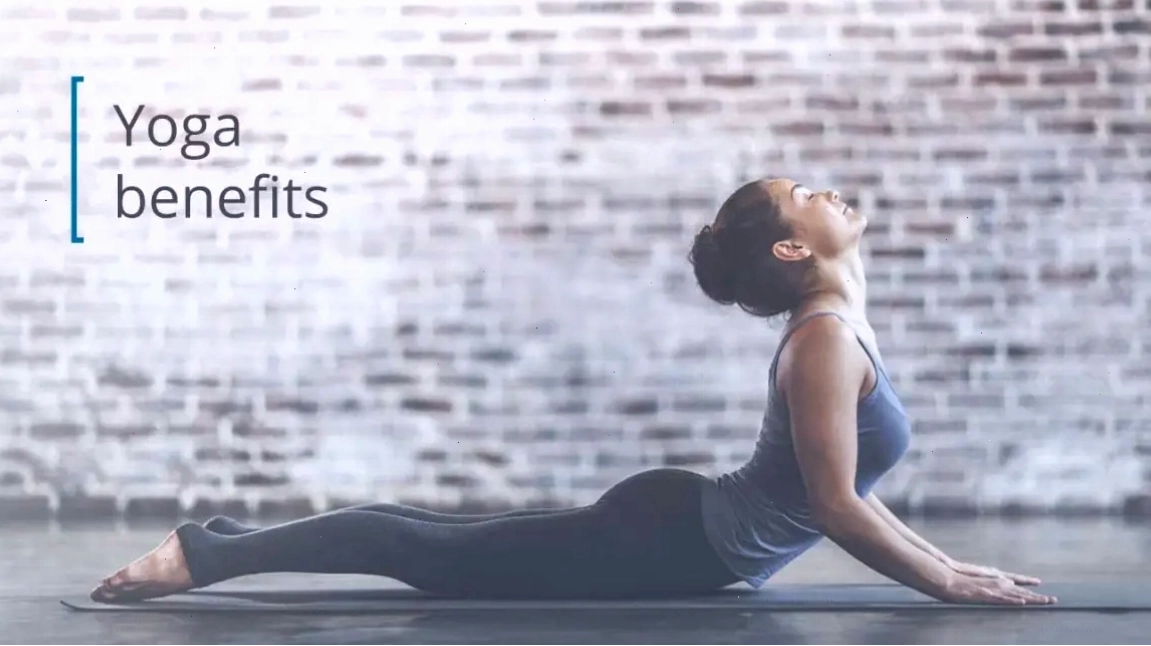Người tập yoga trong tư thế cân bằng trên cây