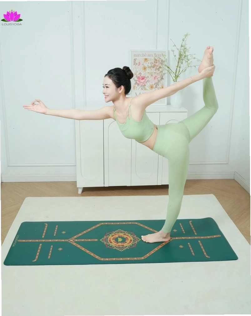 Người tập yoga trong tư thế cây (Vrksasana)