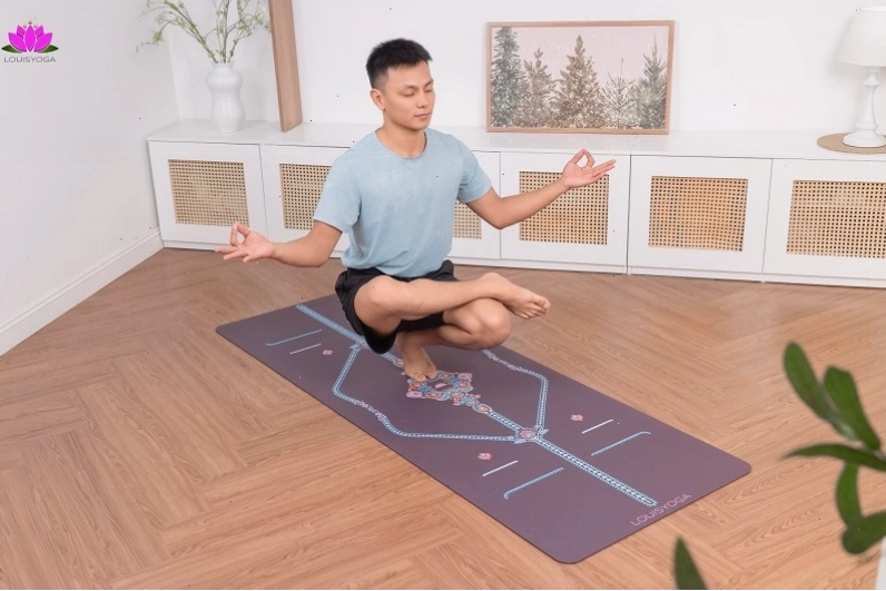 Người tập yoga với biểu cảm căng thẳng khi cố giữ thăng bằng