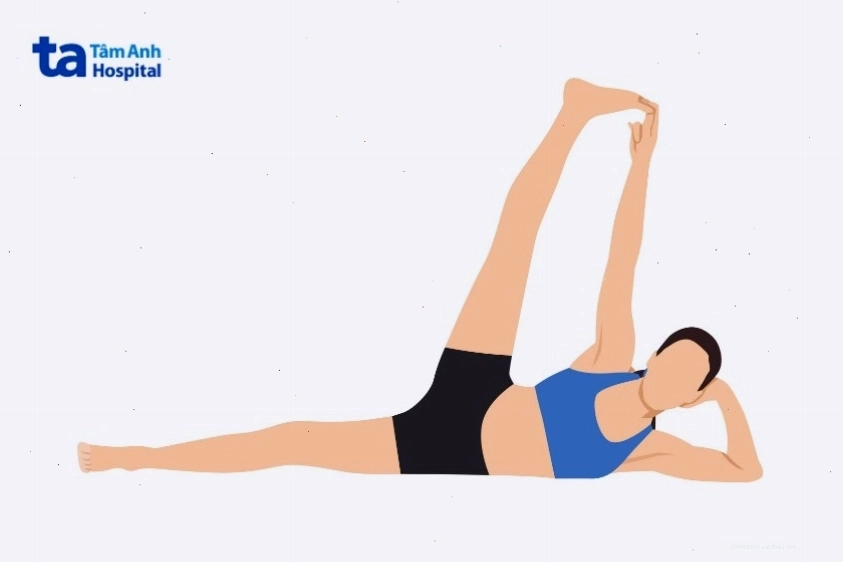 Người tập yoga với động tác nhẹ nhàng hỗ trợ khớp gối