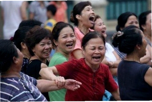 Người tham gia thực hành Laughter Yoga trong một buổi tập tại Hà Nội