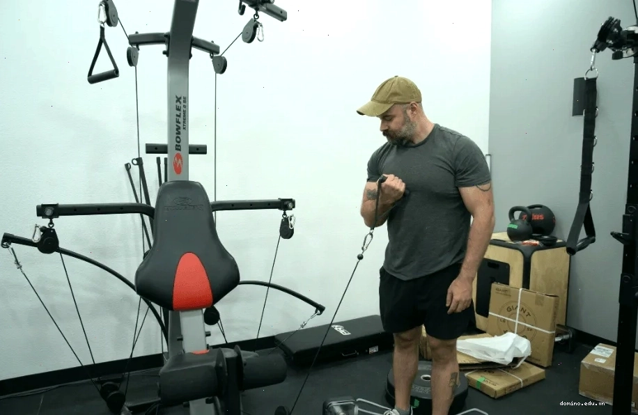 Người thử nghiệm thực hiện bài tập biceps curl với Bowflex Xtreme 2 SE Home Gym