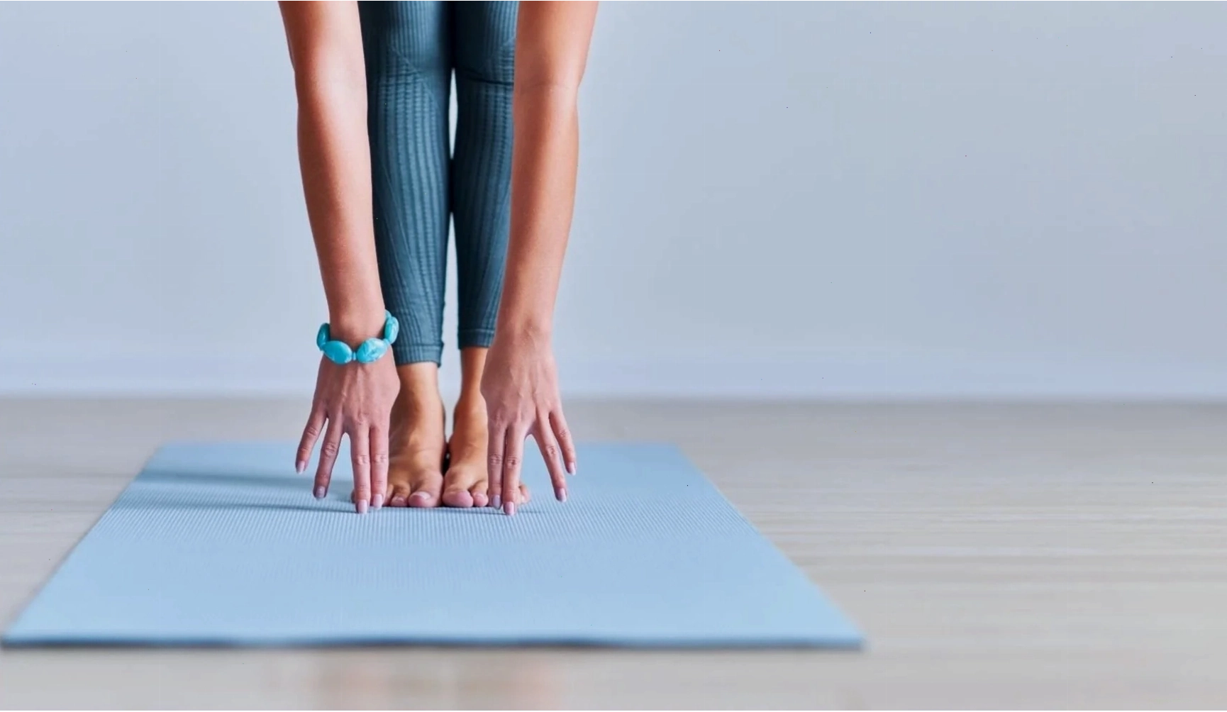 Người thực hành động tác kéo giãn trên thảm yoga