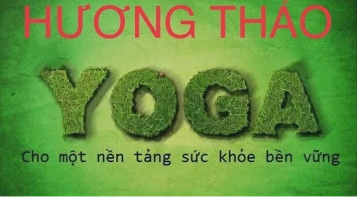 Người thực hành yoga hương thảo trong không gian yên tĩnh