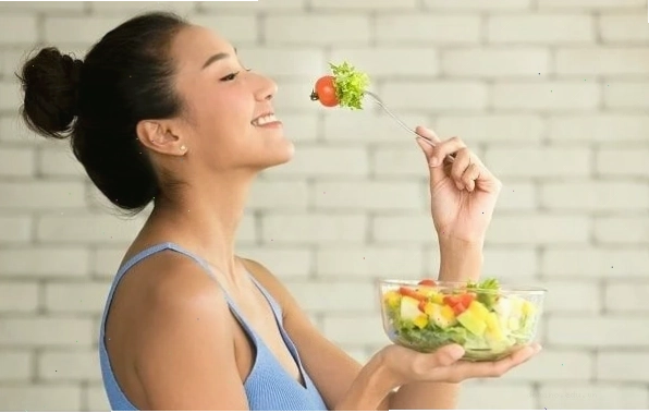 Người thực hiện bài tập Leg Raises tạo thắt eo