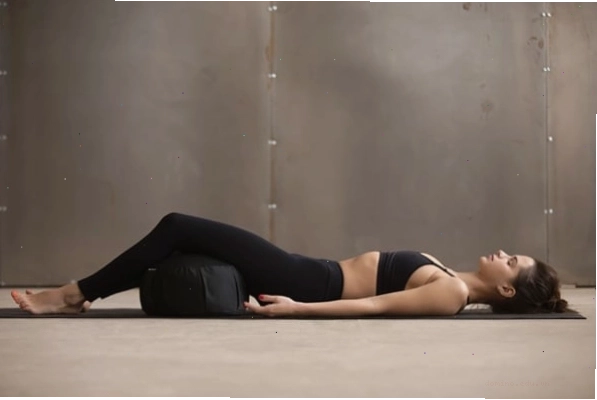 Người thực hiện chuỗi tư thế Vinyasa yoga uyển chuyển