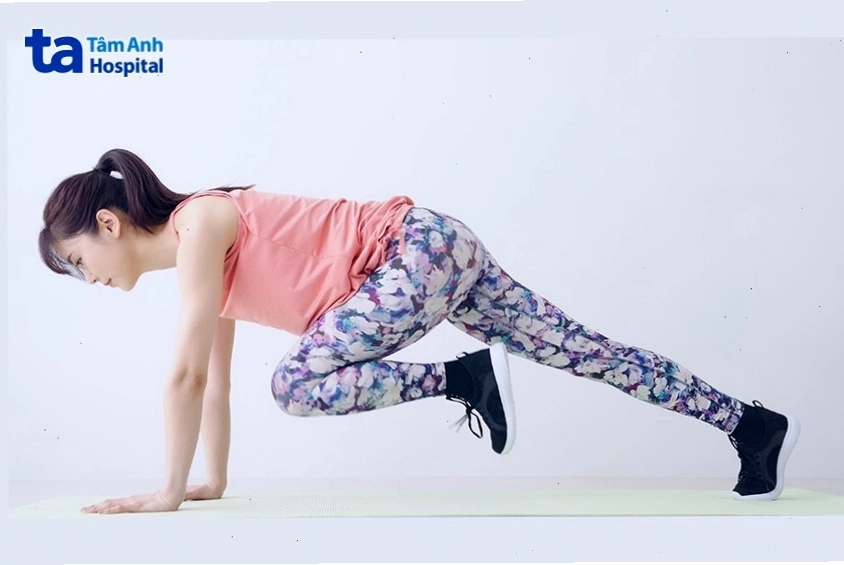 Người thực hiện động tác Leo núi (Mountain Climbers) để kích hoạt cơ toàn thân