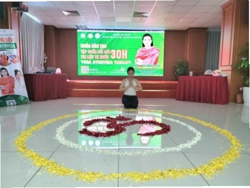 Người thực hiện tư thế yoga giãn cơ nhẹ nhàng