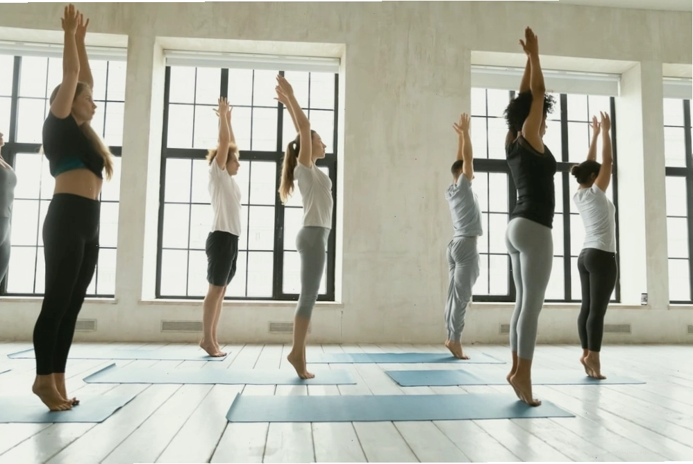 Người trung niên đang thư giãn sau khi tập yoga