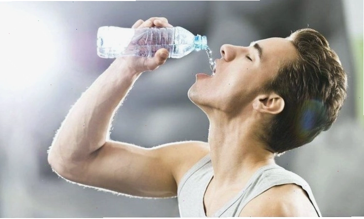 Người uống nước bổ sung năng lượng sau khi tập gym
