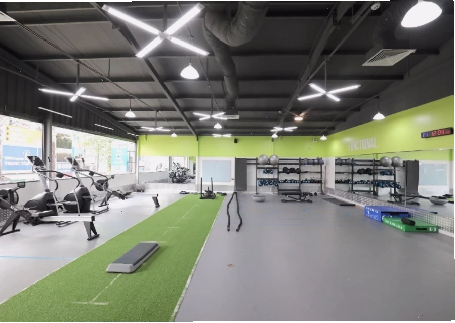 Nhân viên The New Gym tư vấn cho hội viên