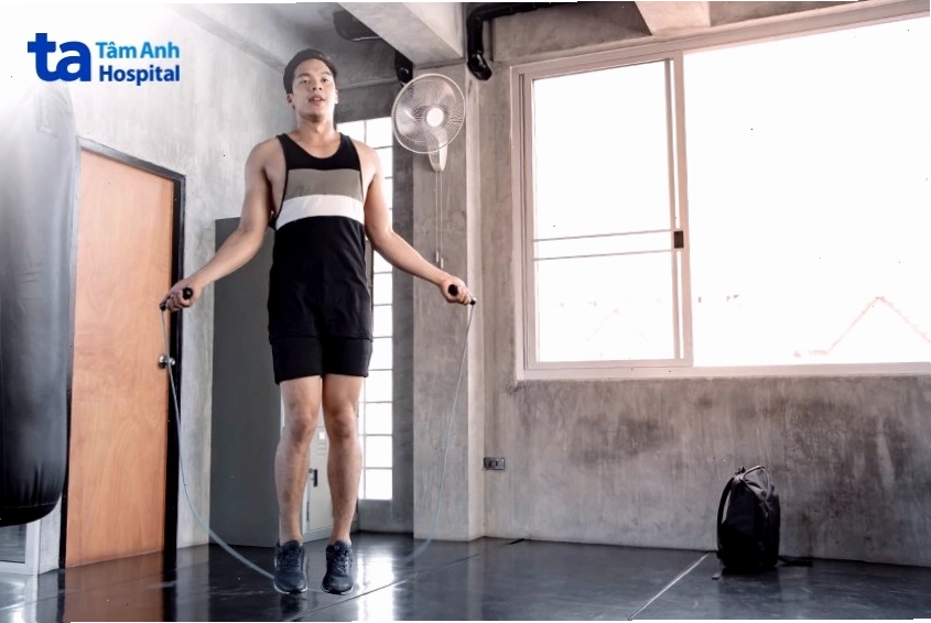 Nhảy chéo chân (Skater Jumps) giúp đốt calo nhanh chóng