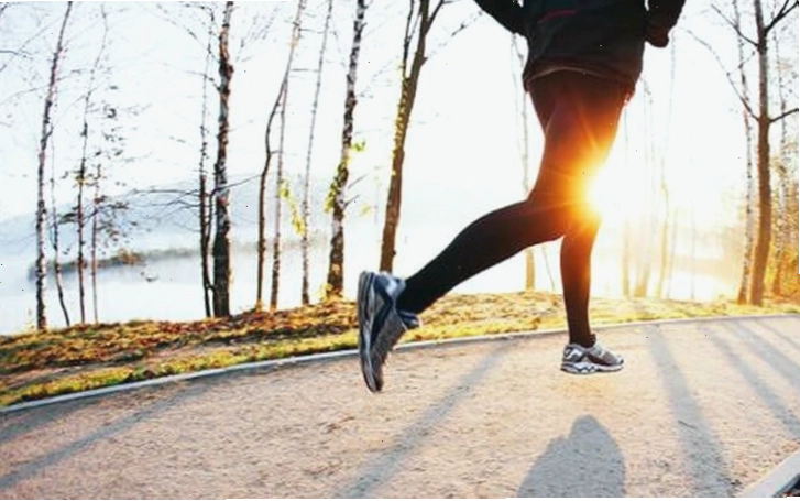 Nhảy ngồi xổm là bài tập hiệu quả cho chân và eo