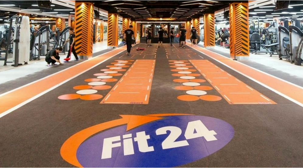 Nhiều người tập luyện tại phòng gym hiện đại