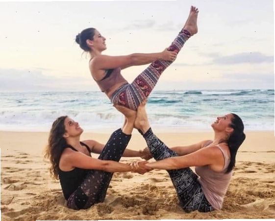 Nhóm bạn thực hiện tư thế yoga đẹp cùng nhau