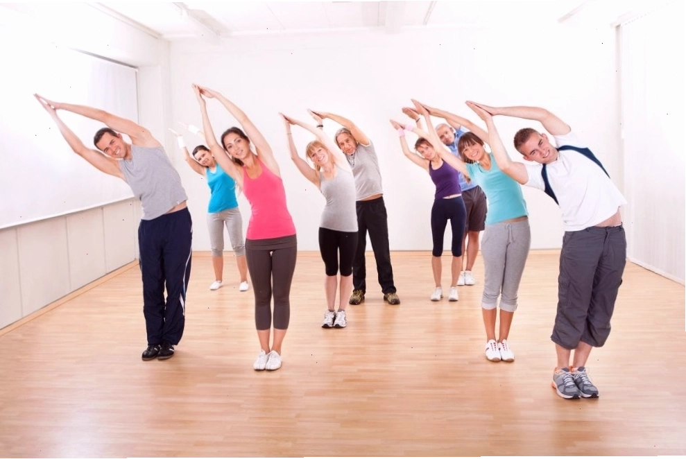 Nhóm người đang tập Aerobic với trang phục thể thao