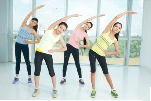 Nhóm người tập aerobic cùng nhau tại phòng tập