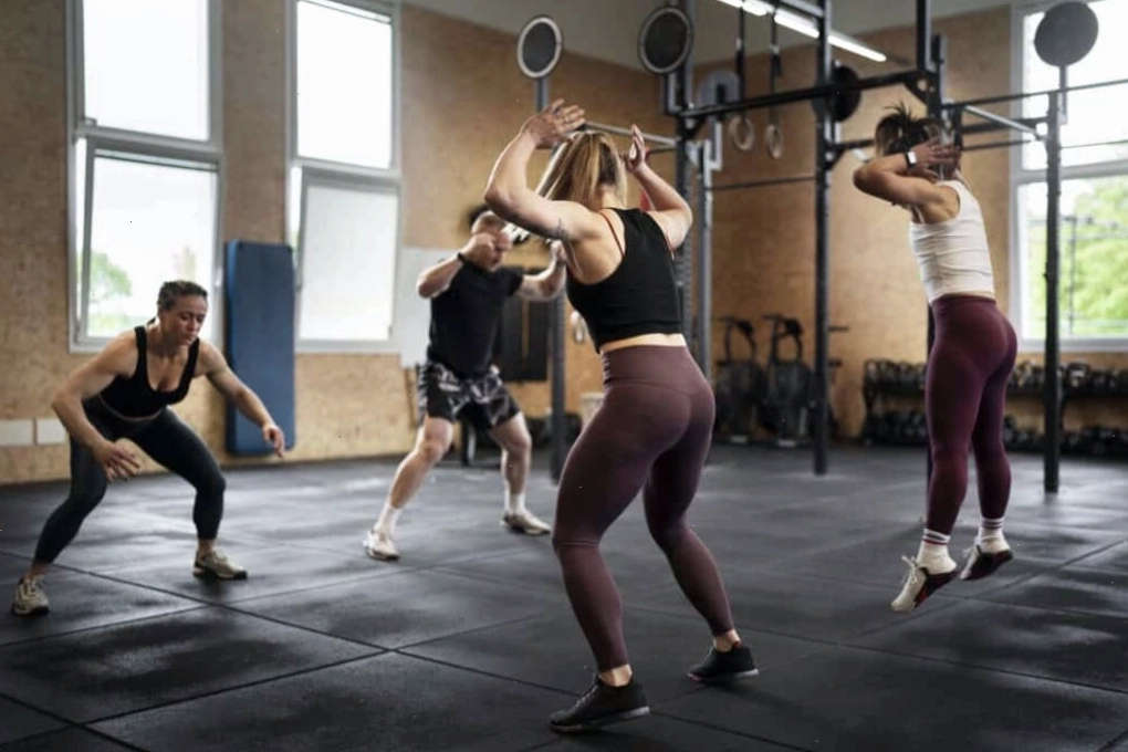 Nhóm người tập luyện cùng nhau tại phòng gym