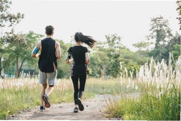 Nhóm người tập luyện tại phòng gym vào buổi tối
