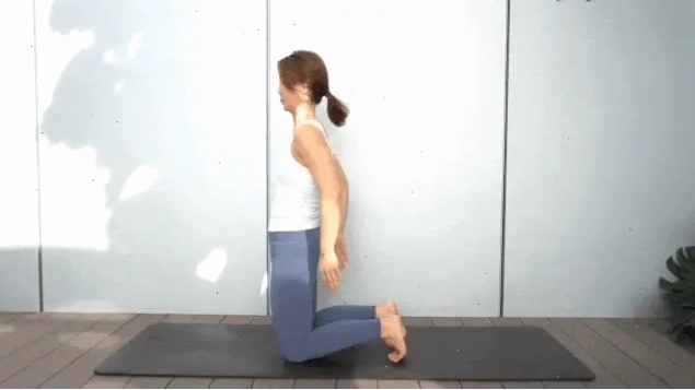 Nhóm người tập yoga cùng nhau ngoài trời