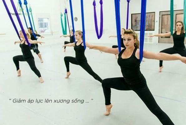Nhóm người tập yoga dây cùng nhau trong một lớp học