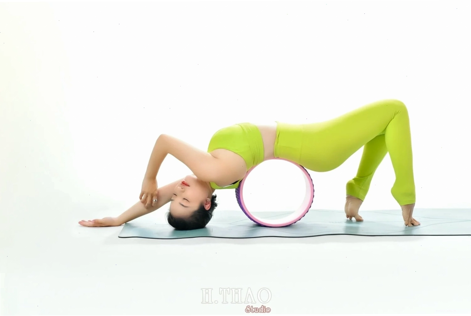 Nhóm người tập yoga tạo hình trái tim