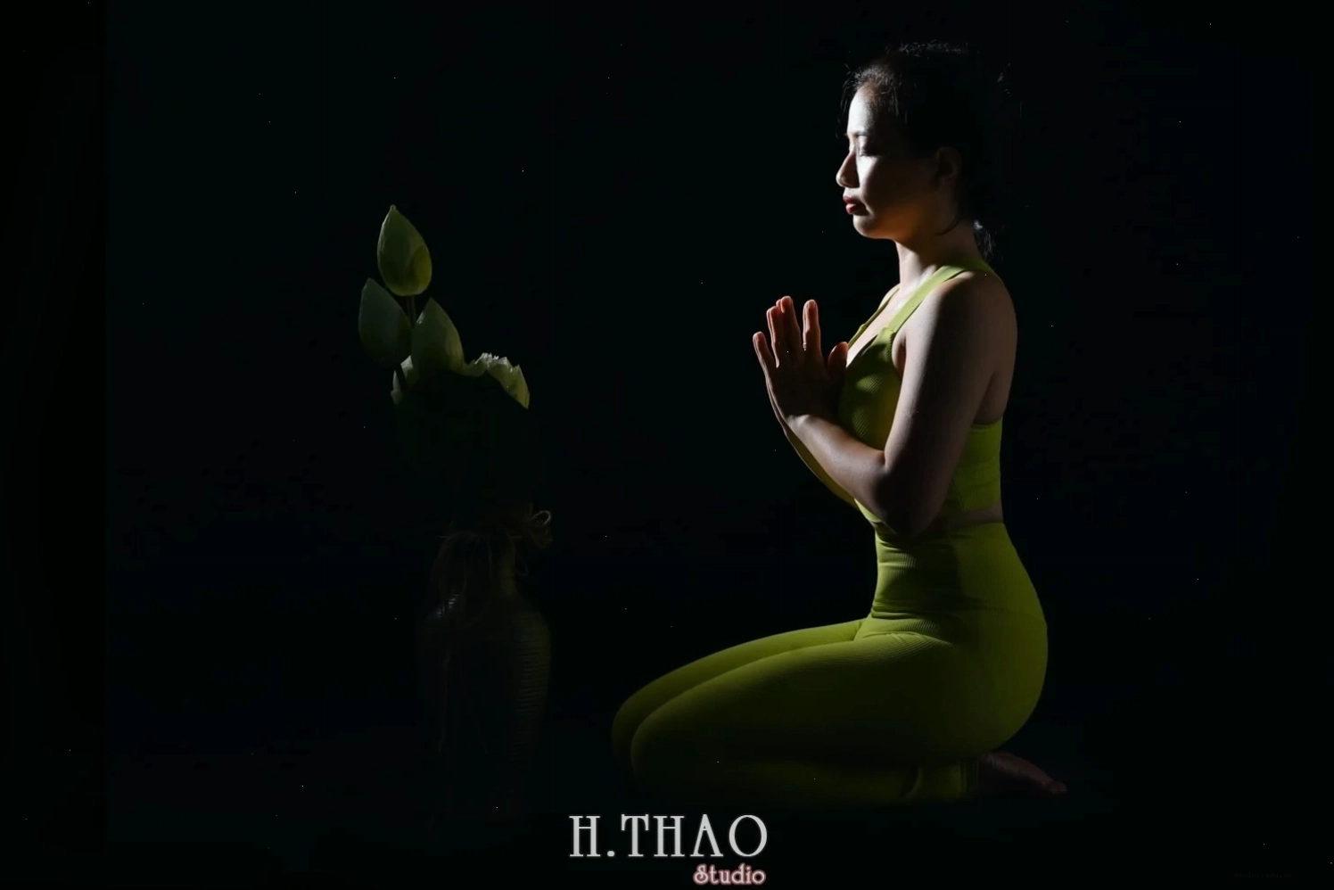 Nhóm người tập yoga tạo hình vòng tròn