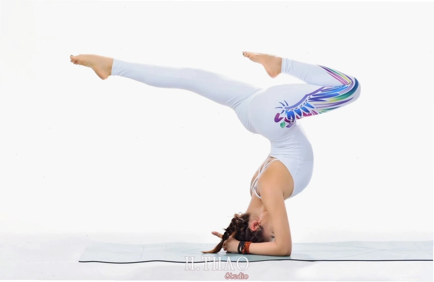Nhóm người tập yoga với các tư thế đối xứng