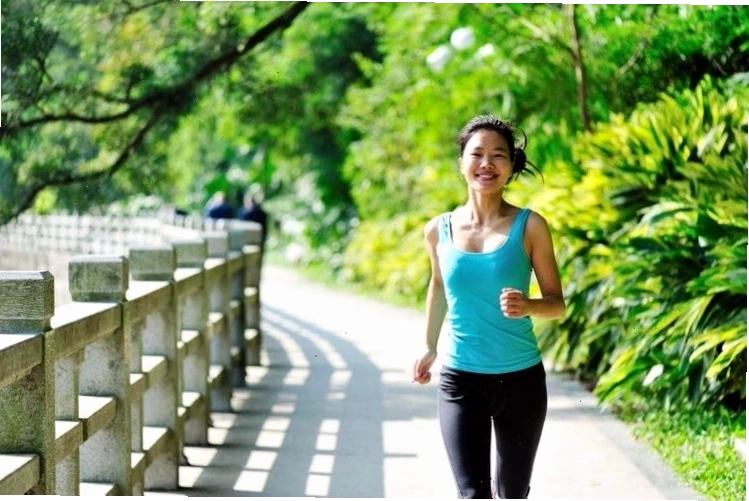 Nhóm người trung niên tham gia lớp tập aerobic